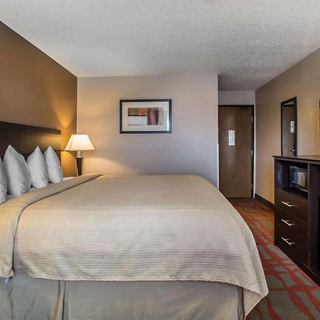 Quality Inn & Suites West Bend Экстерьер фото