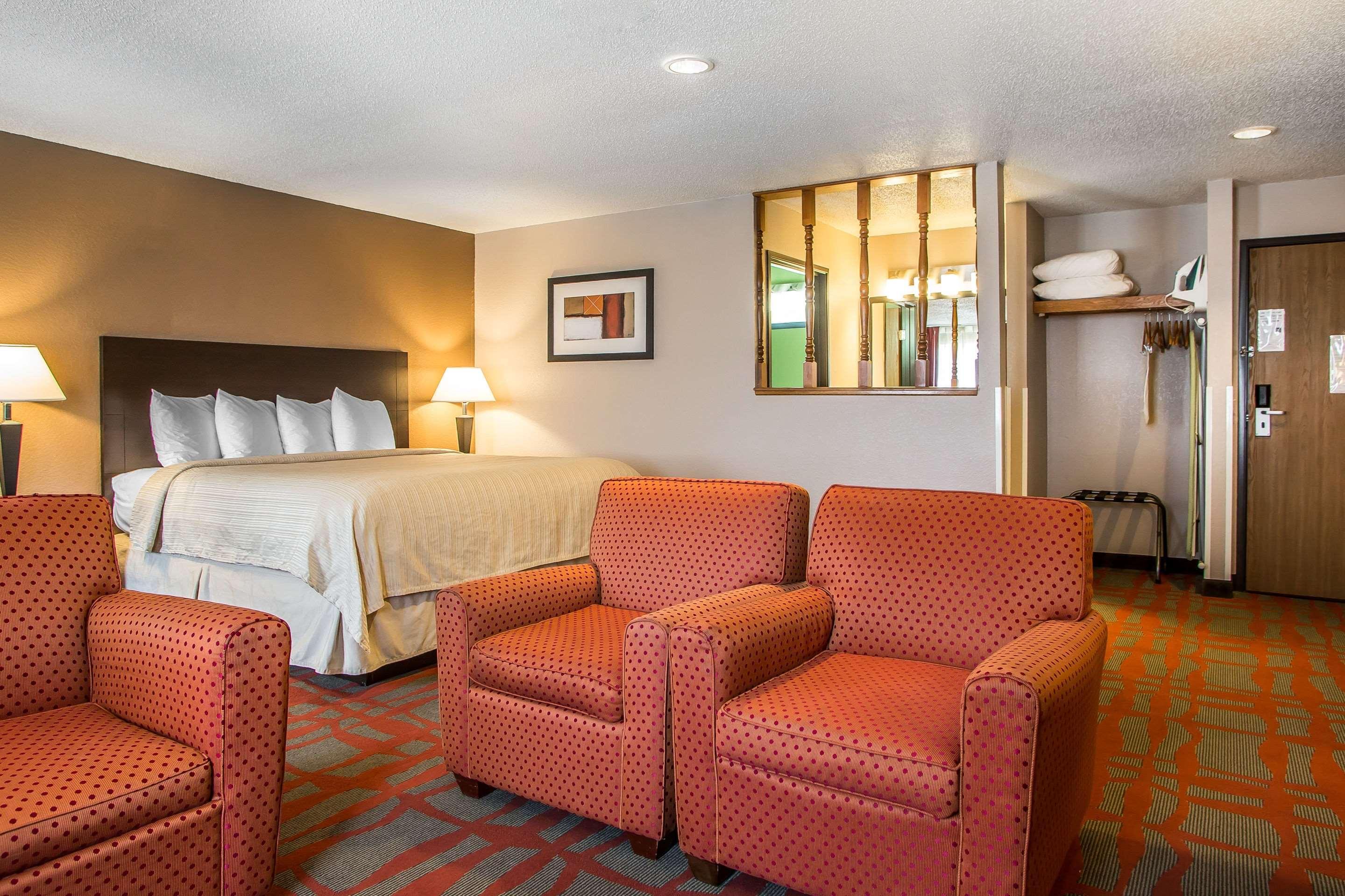 Quality Inn & Suites West Bend Экстерьер фото