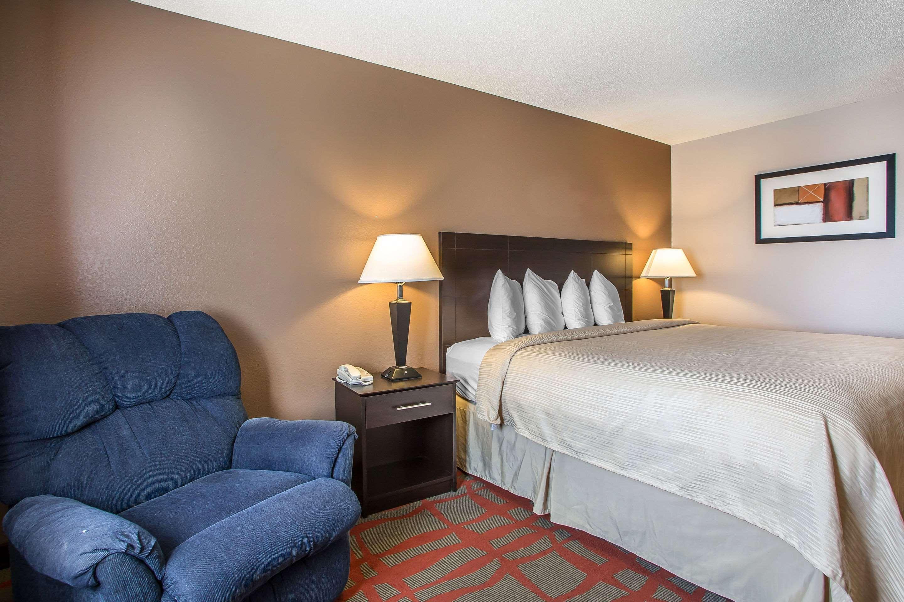 Quality Inn & Suites West Bend Экстерьер фото