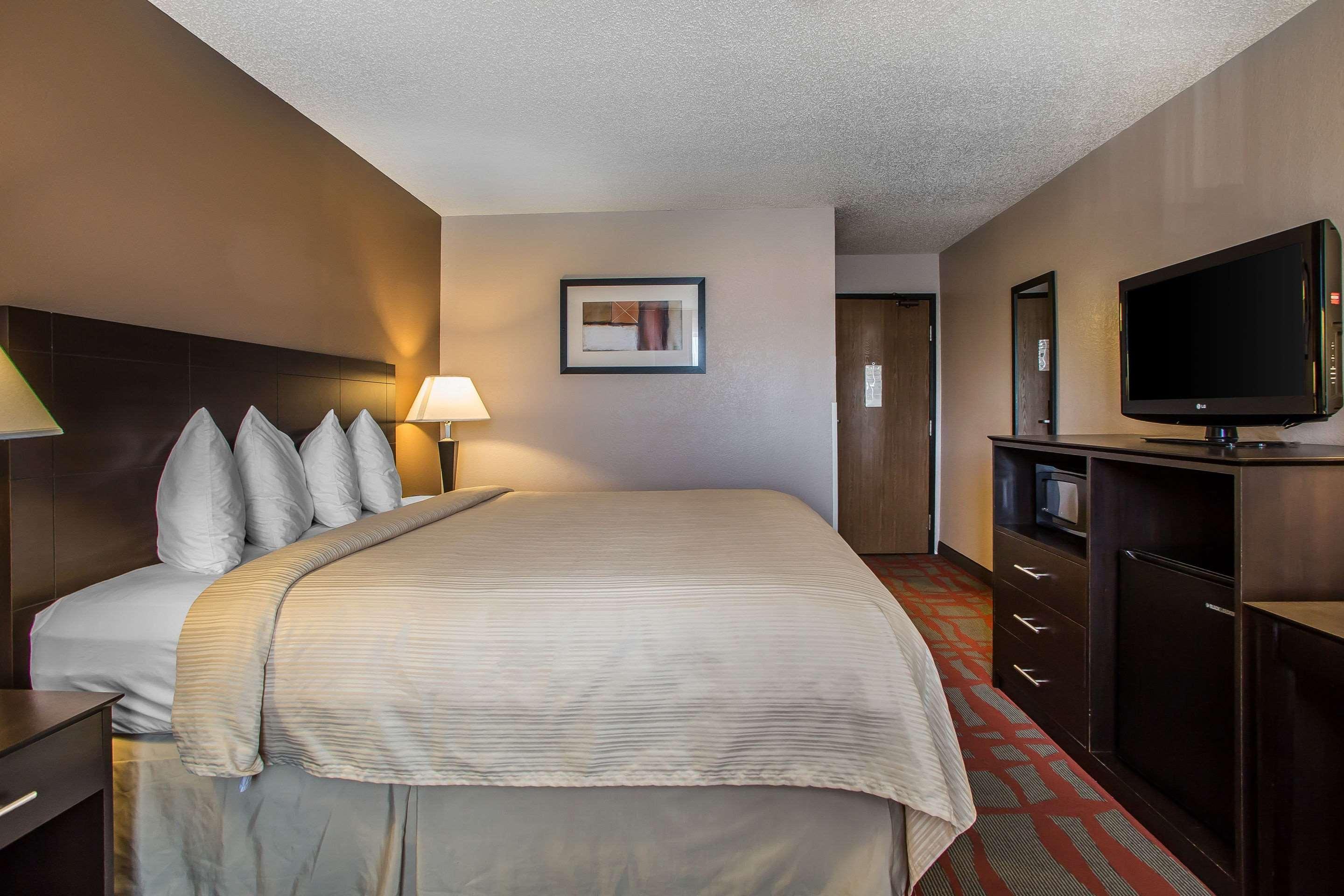 Quality Inn & Suites West Bend Экстерьер фото