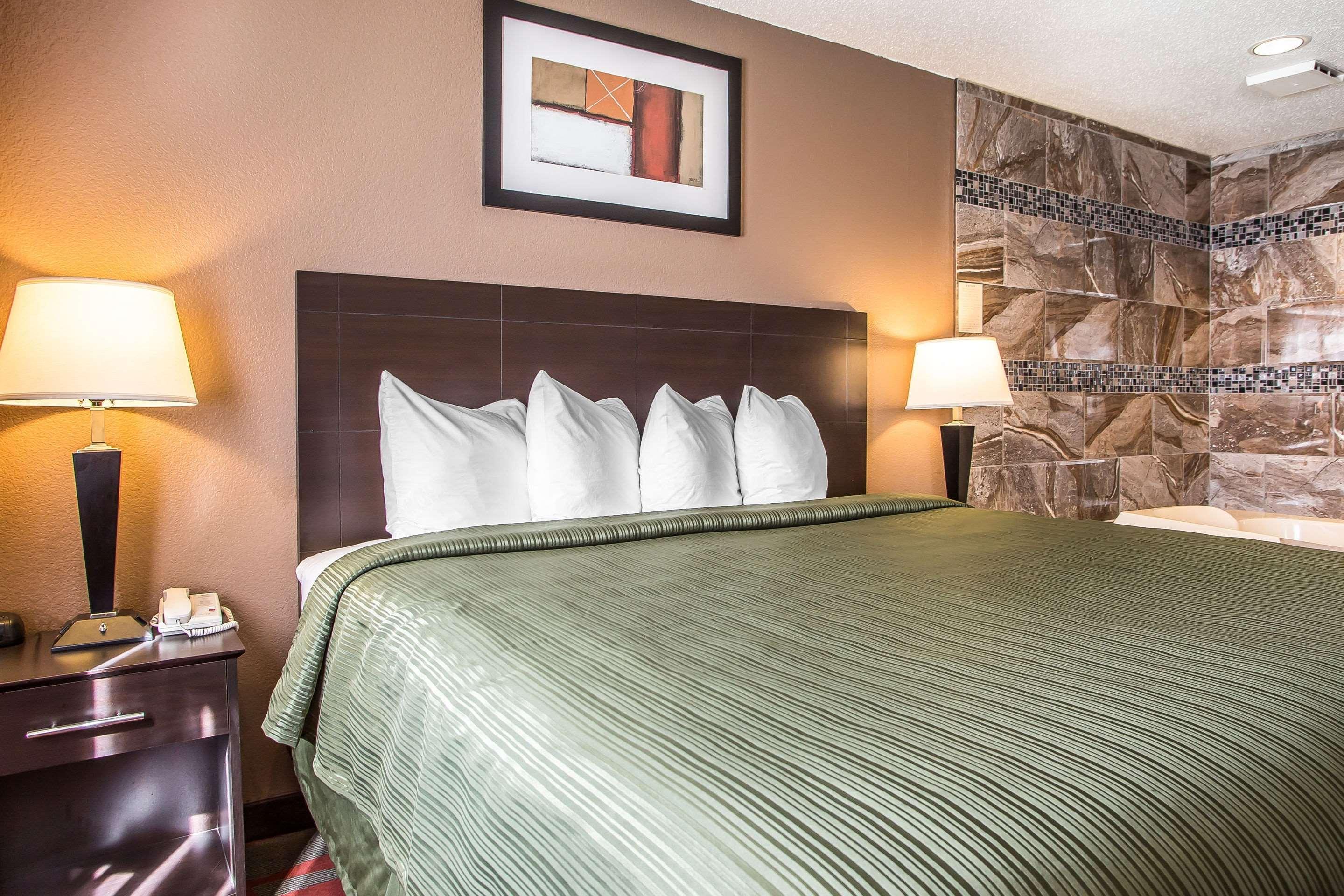 Quality Inn & Suites West Bend Экстерьер фото