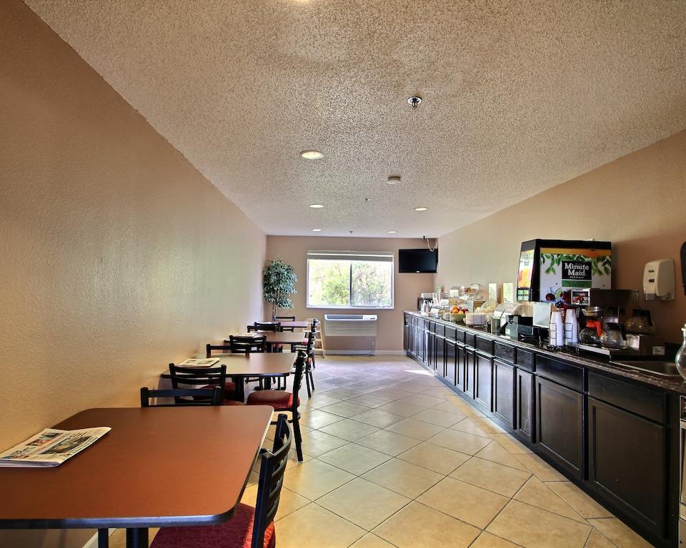 Quality Inn & Suites West Bend Экстерьер фото