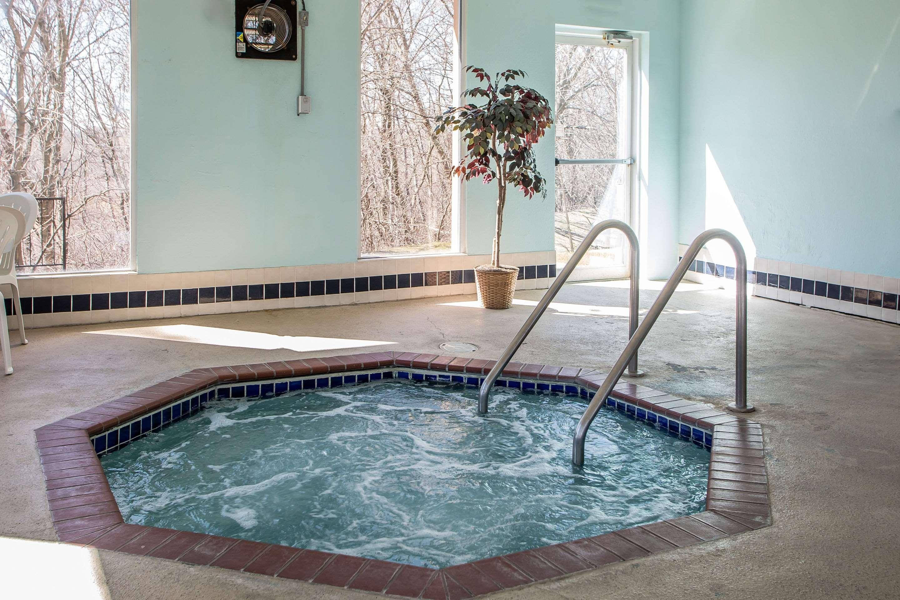 Quality Inn & Suites West Bend Экстерьер фото