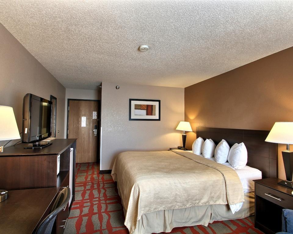 Quality Inn & Suites West Bend Экстерьер фото
