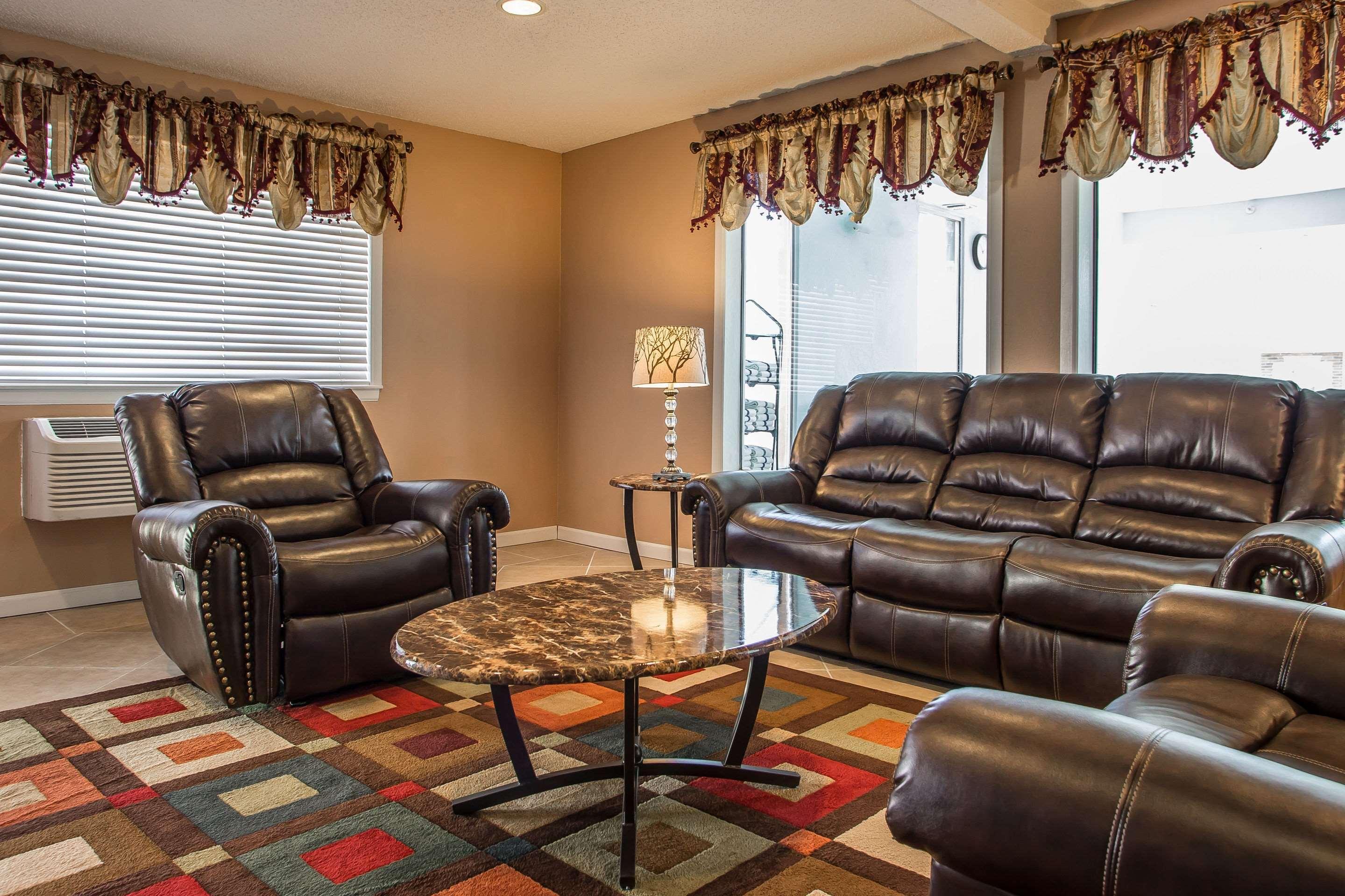 Quality Inn & Suites West Bend Экстерьер фото