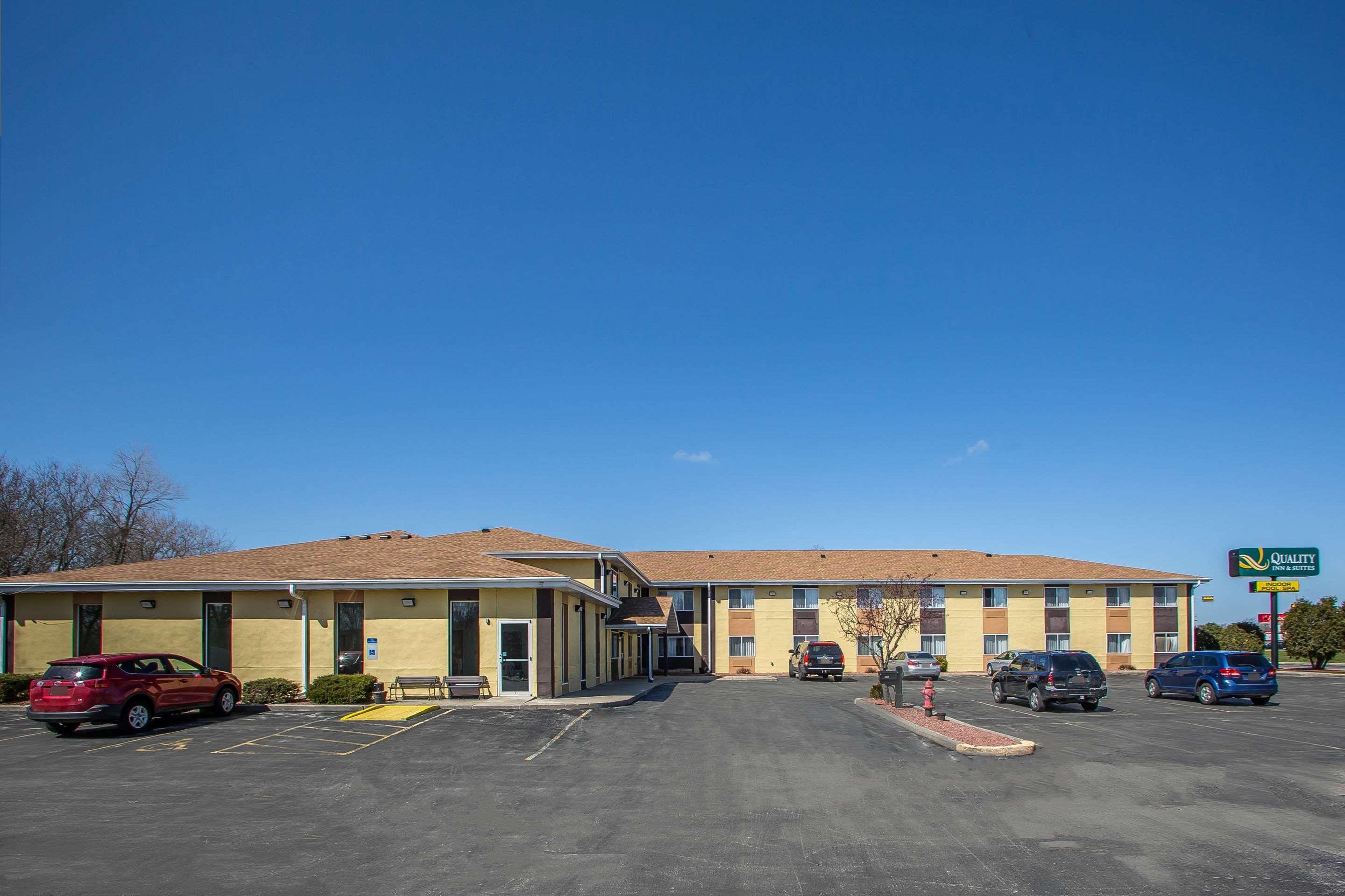 Quality Inn & Suites West Bend Экстерьер фото