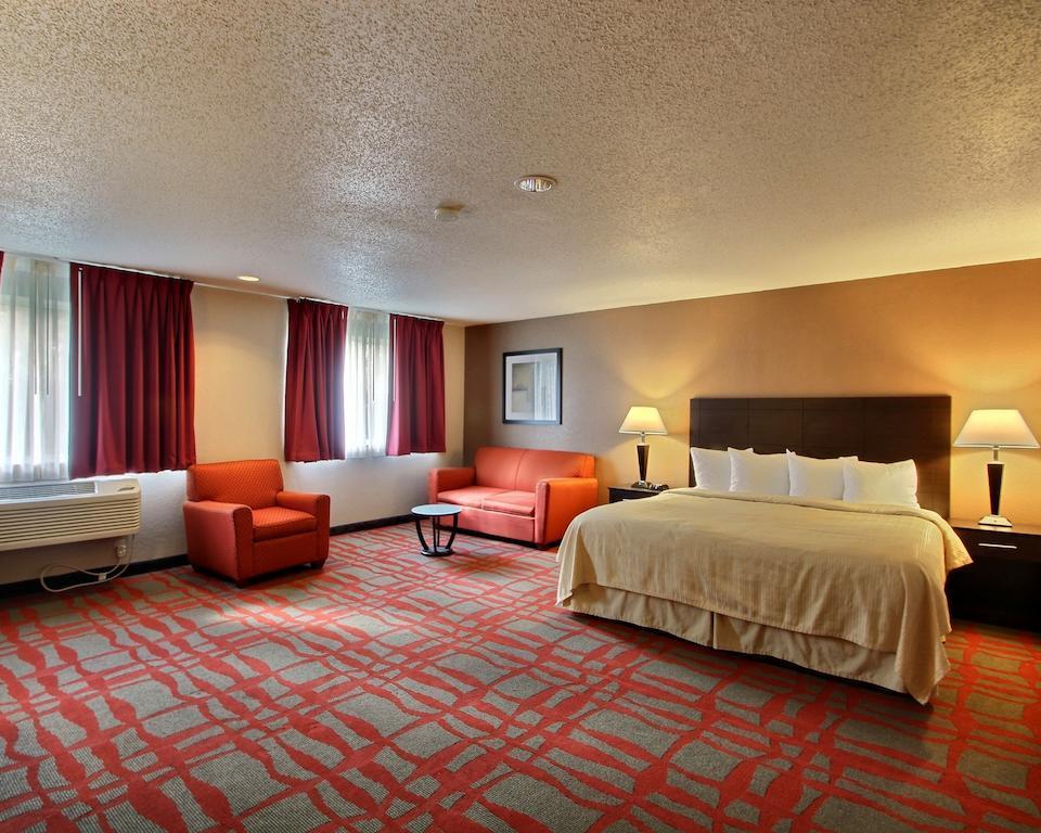 Quality Inn & Suites West Bend Экстерьер фото