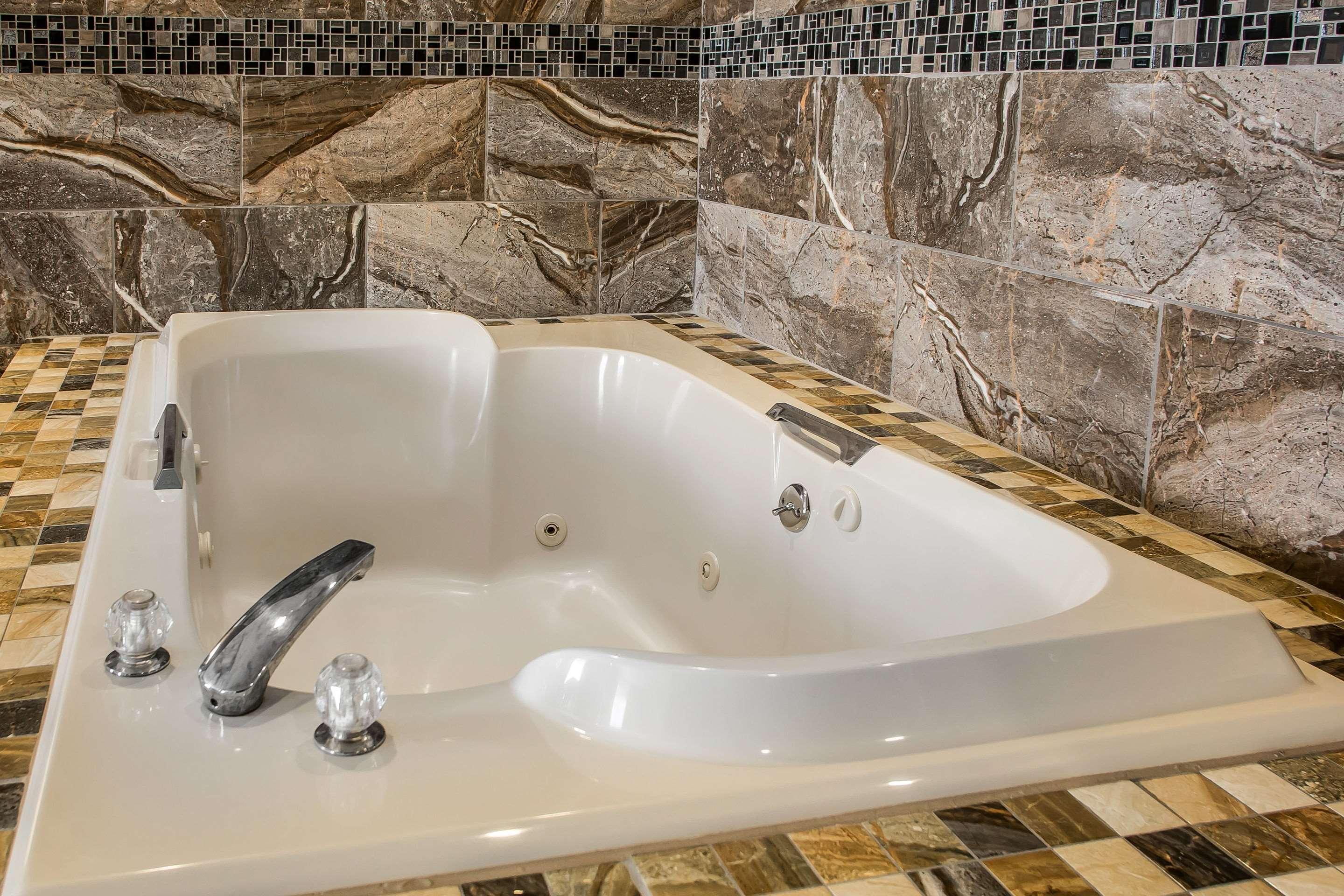 Quality Inn & Suites West Bend Экстерьер фото