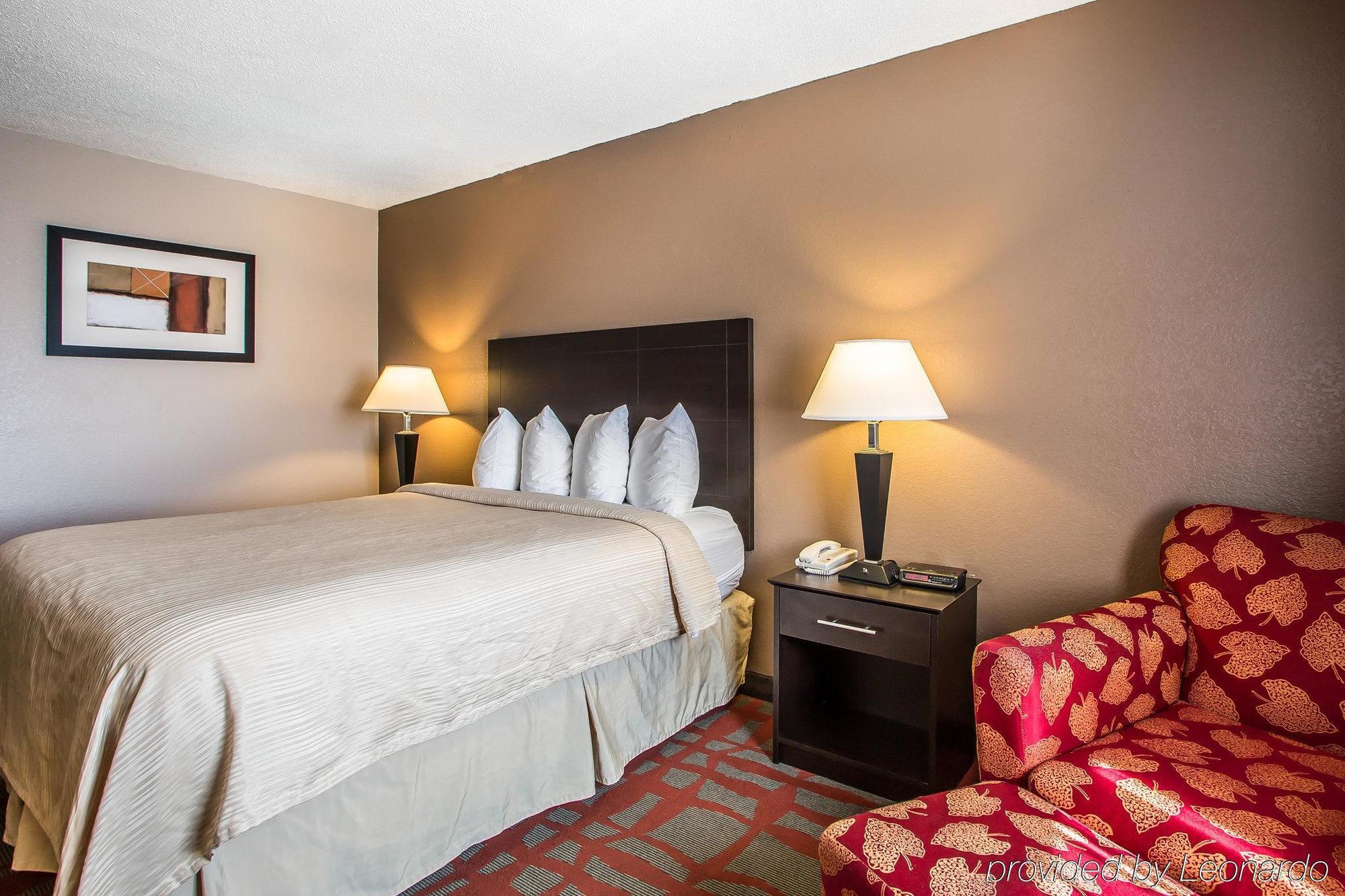Quality Inn & Suites West Bend Экстерьер фото