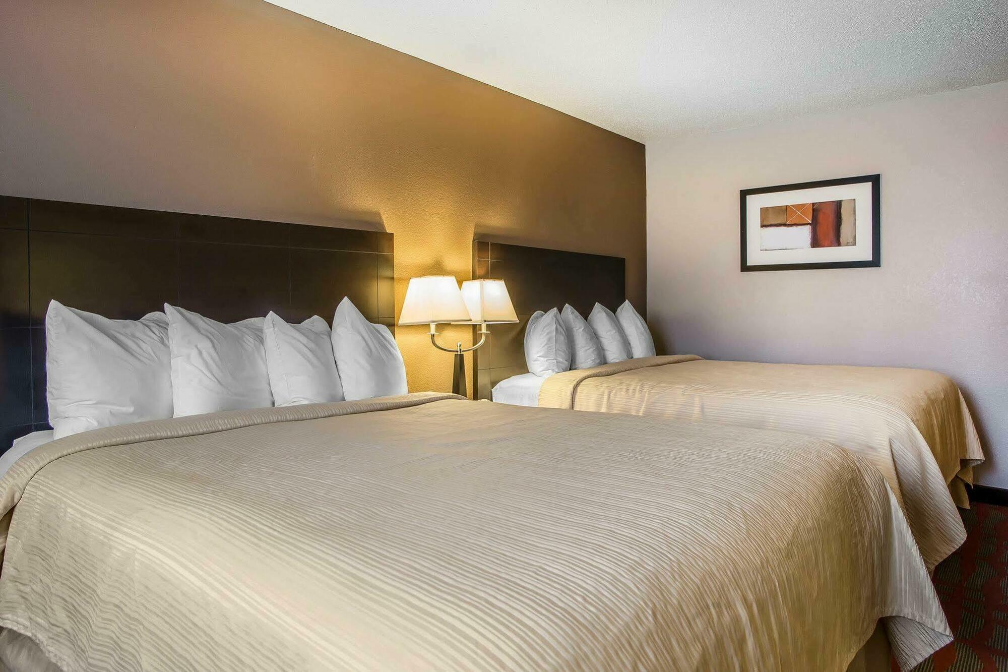 Quality Inn & Suites West Bend Экстерьер фото