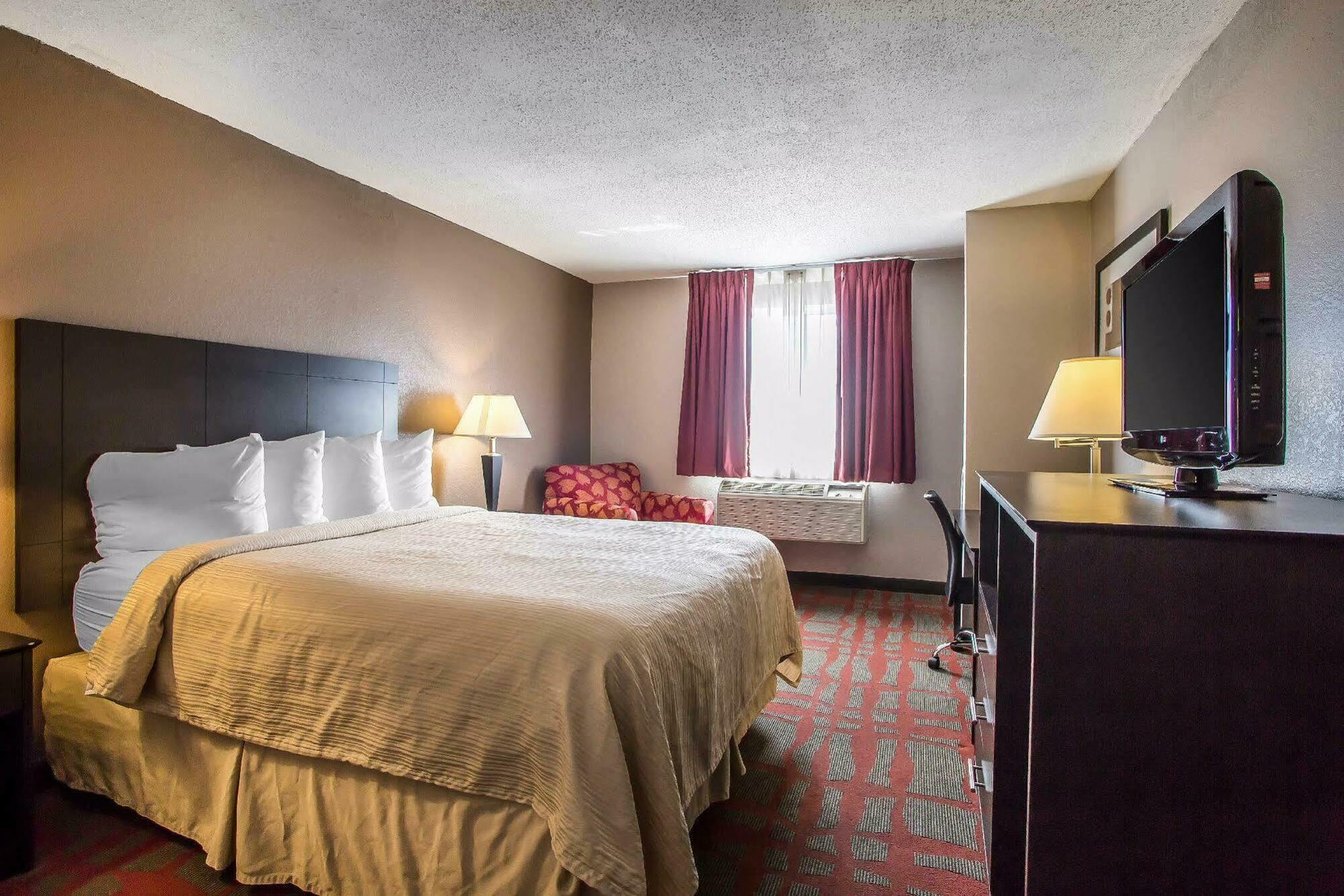 Quality Inn & Suites West Bend Экстерьер фото